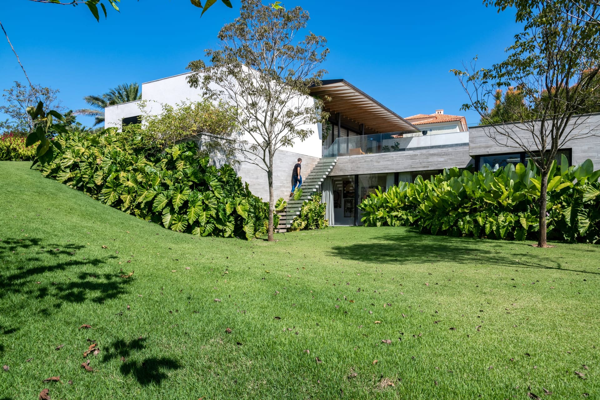 Residência contemporânea integrada ao paisagismo